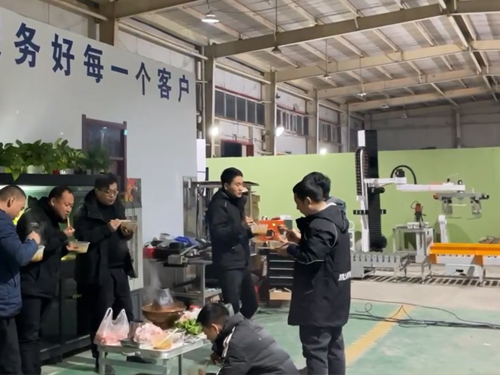 兄弟們?cè)诠ぷ鞴ぷ髦喑詡€(gè)火鍋，大家辛苦了。